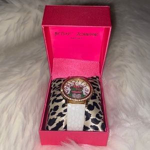 Stylish white Betsey Johnson watch🤍